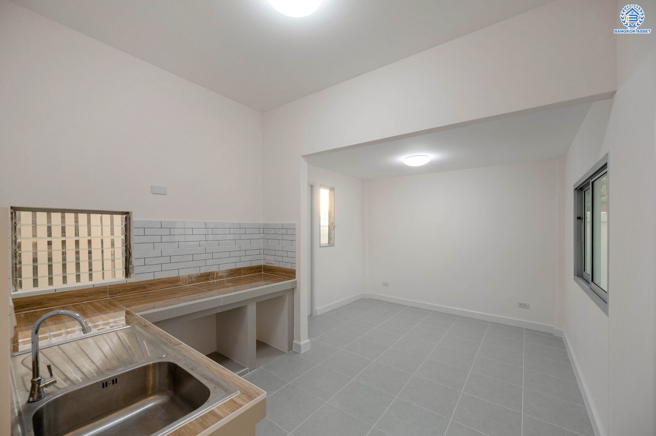 บ้านมือสองตกแต่งใหม่ โครงการ พฤกษ์ลดา พุทธสาคร หลังมุม เนื้อที่ 64 ตร.ว. ฟังก์ชัน 3 ห้องนอน 2 ห้องน้ำ 2 ที่จอดรถ สภาพแวดล้อมโครงการร่มรื่น บนทำเลเดินทางสะดวก ติดถนนพุทธสาคร เชื่อมต่อถนนเพชรเกษม ถนนพุทธมณฑลสาย4 ถนนบรมราชชนนี ใกล้รถไฟฟ้าสายสีน้ำเงิน "สถานีหลักสอง"